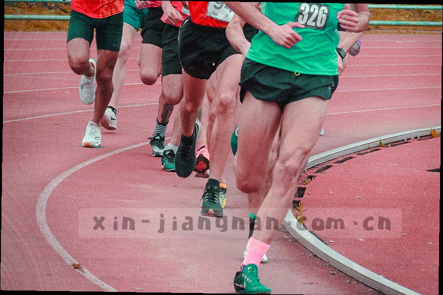 五个版本节点连成上升折线，颜色由深青到荧光绿